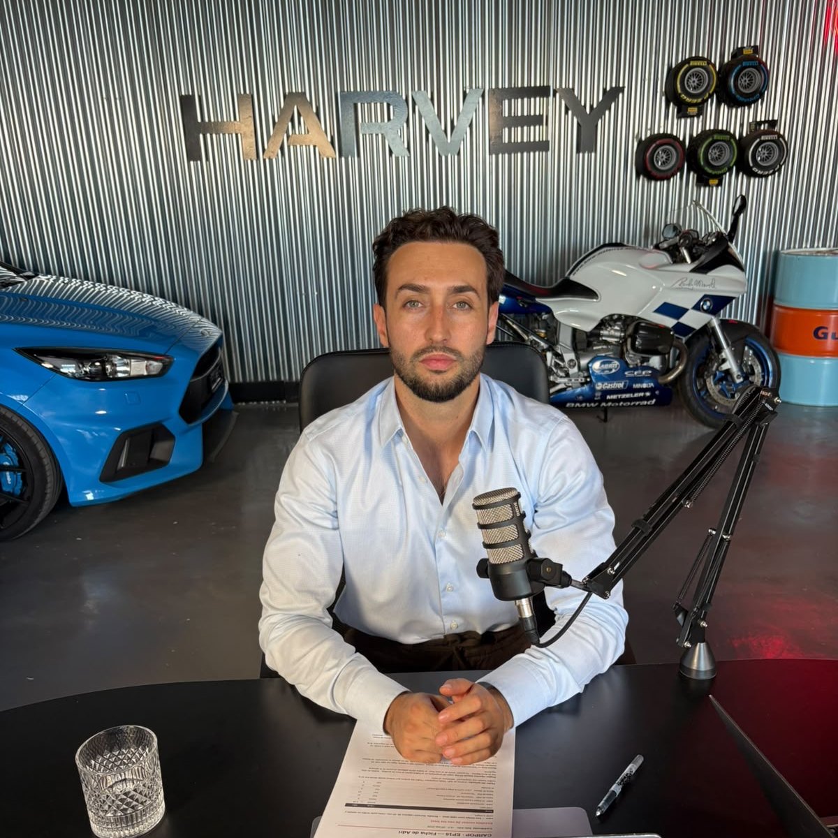 Adrià Méndez en el estudio de Harvey