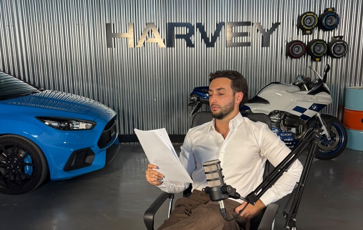 Adrià Méndez revisando documentación en Harvey Investment
